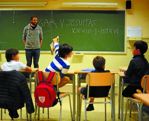 Un grupo de niños participa, en el colegio Jesuitas de Bilbao, en una actividad de la agrupación de altas capacidades.