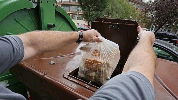 Usar el quinto contenedor cuatro veces al mes reducirá un 15% la factura de basuras