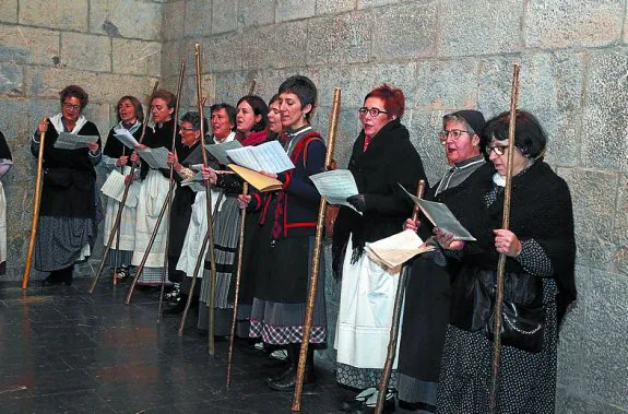 Aiztondo abesbatza celebraba la víspera de Santa Águeda, mientras había un concierto-intercambio de piano en la Musika Eskola. 