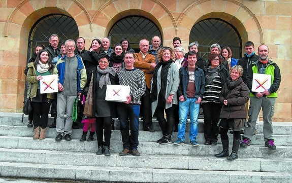 Eskaera formala. Alkateak Erraustegia Erabakia plataformak jasotako sinadurak jaso zituen.