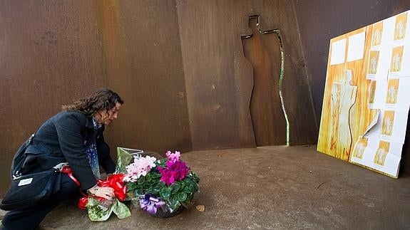La concejala socialista en el Ayuntamiento de Andoain Maider Lainez deposita un ramo ante la escultura que recuerda a Joseba Pagazaurtundúa