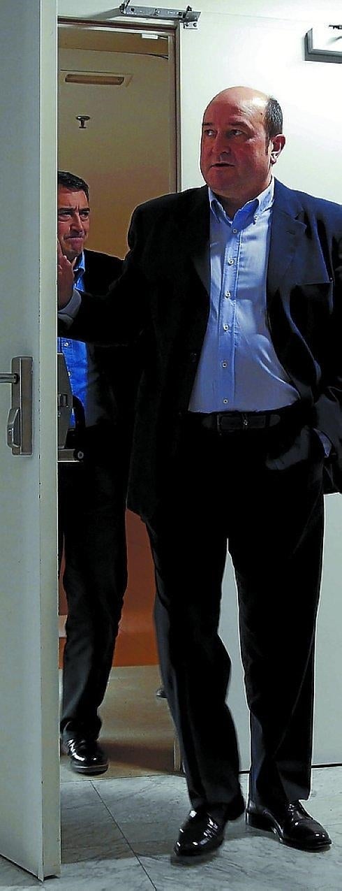 Ortuzar, con Esteban detrás.