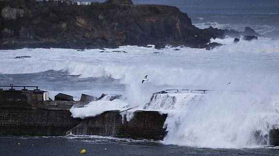 El temporal de olas azota la costa vizcaína. 