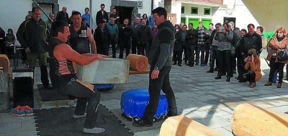 Herri Kirolak. Harrijasotzaile eta aizkolariek parte hartu zuten jaiei amaiera eman zieten herri kirolen erakustaldian. 