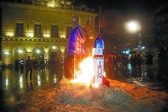 Zanpantzar y la sardina ardieron ayer en la hoguera que se prendió, bajo la lluvia, en la plaza San Juan. 