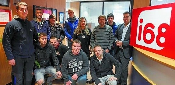 Los alumnos del centro de Usurbil durante la visita a la empresa donostiarra. 