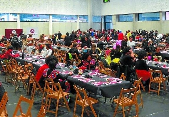 Mucha gente se quedó sin poder entrar en la comida popular. 