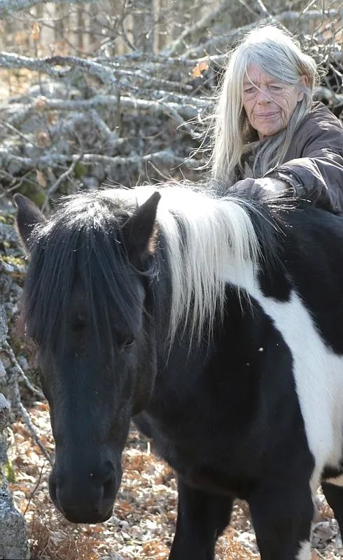 Lucy Rees acaricia a uno de sus caballos