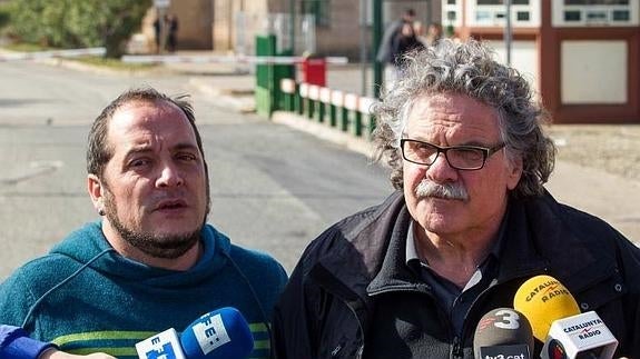 David Fernández y Joan Tardá hacen declaraciones a los medios tras visitar a Otegi en la cárcel de Logroño.