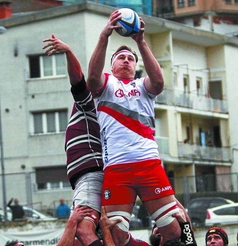 Un ordiziarra captura el oval en una touche. 