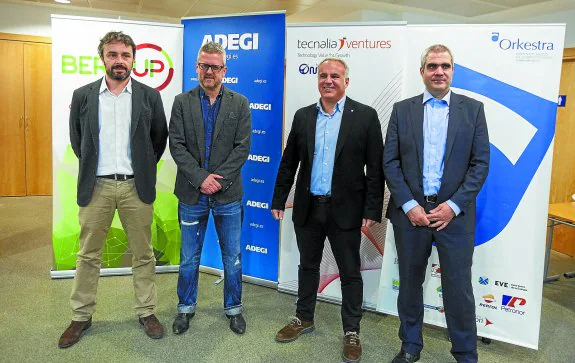 Pedro Muñoz-Baroja, Josean Rodríguez, Sergio Bandinelli e Ibon Gil presentaron ayer la alianza en la sede de Adegi.