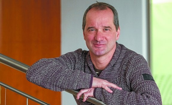 Santi Maldonado, autor de 'Todos los azules', está muy satisfecho con el éxito de su primera novela.