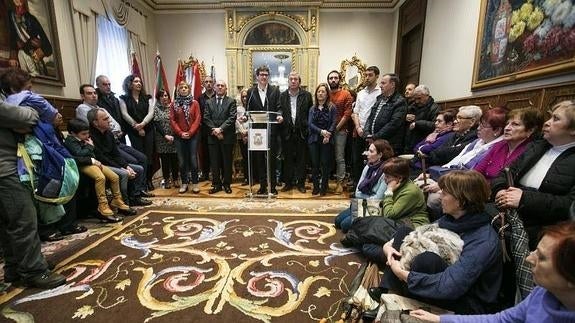 El Ayuntamiento de Vitoria ha ofrecido una recepción oficial a los familiares de los cinco trabajadores que murieron el 3 de marzo de 1976.