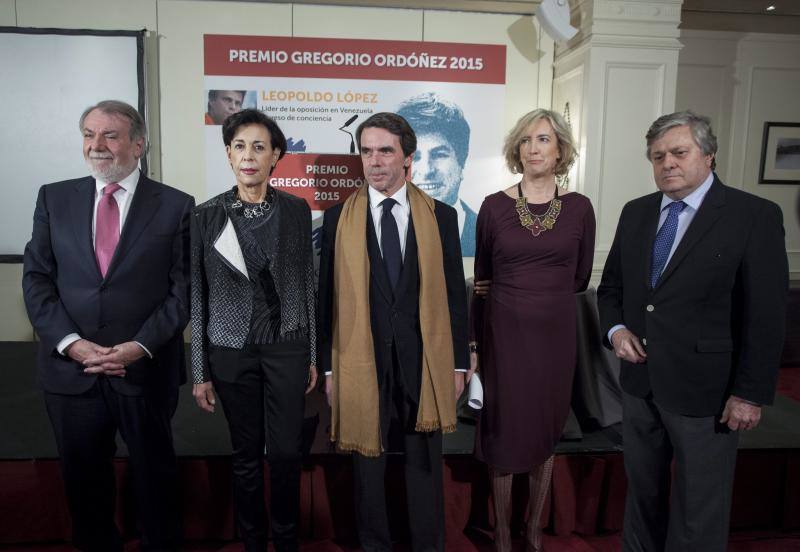 Aznar y la viuda de Ordóñez critican que se reciba como un pacificador a «un terrorista como Otegi»