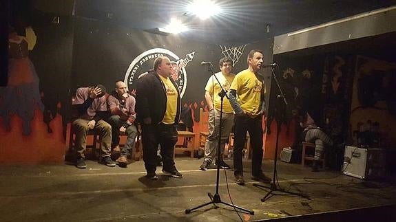 'Larungo antenak' taldeko kideak, lanean.