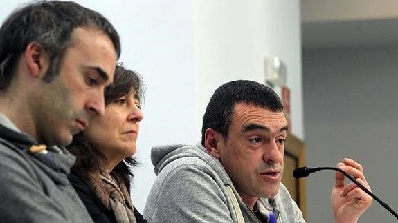 Los responsables de ELA en la rueda de prensa ofrecida en Bilbao