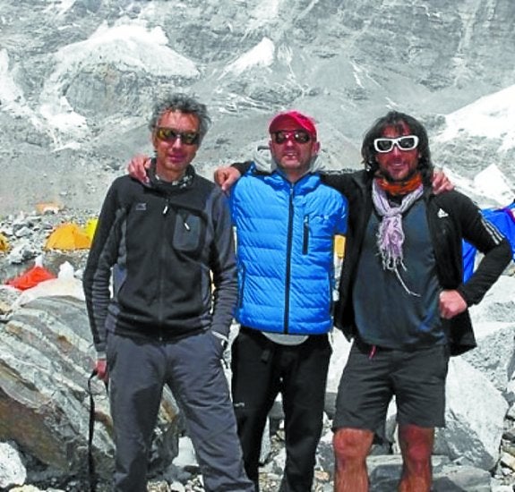 Tamayo, primero de la izquierda, en el campo base del Everest. 