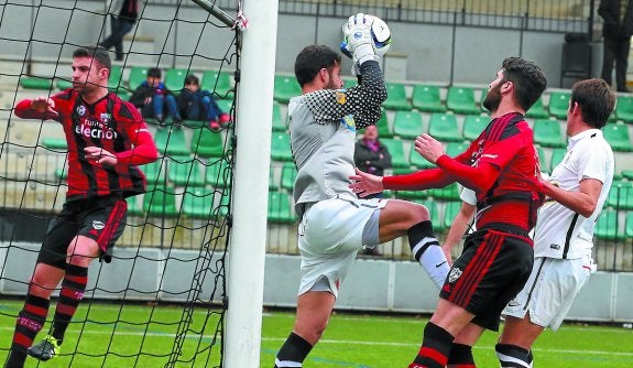 Txusta se hace con un balón ante dos rivales durante el partido ante el Arenas de Getxo.