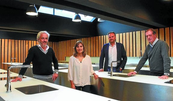 Plaza de Abastos de Gasteiz y el equipo de arquitectos que ha realizado el proyecto. 