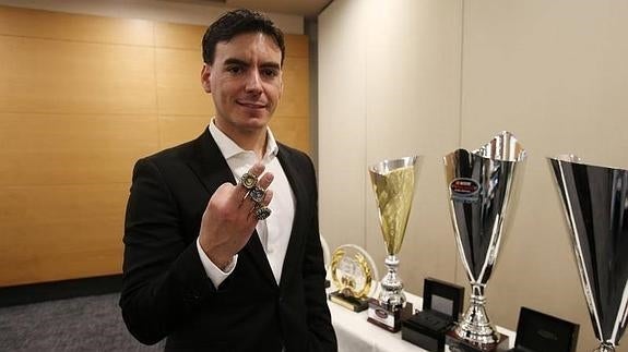 Ander Vilariño posa con los tres anillos de campeón de la Euro NASCAR.