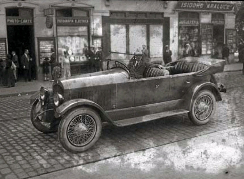 Un automóvil aparcado en la calle Fuenterrabía en el año 1919