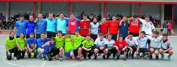 Berastegiko futbol taldeak denak batera eskola aurreko zelaian partidak jokatu aurretik. 