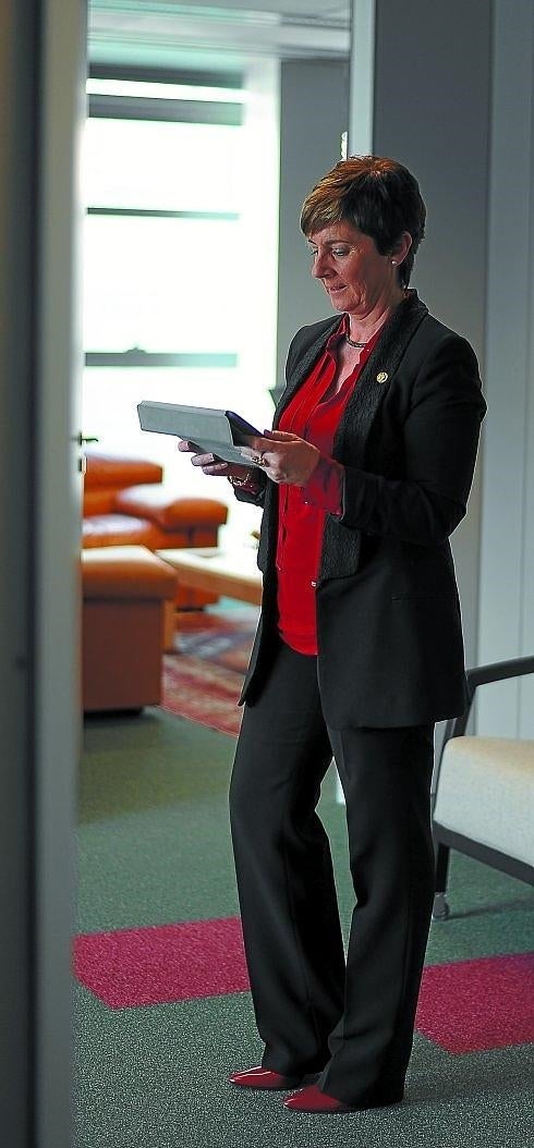 La consejera Tapia repasa algunos documentos en su tablet en la sede bilbaína de la Spri.