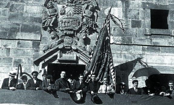 Udaletxeko balkoian, Agustín Telleria alkate zen garaian. 