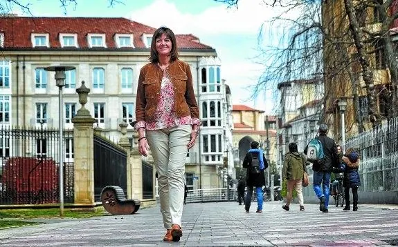 Idoia Mendia camina por una de las calles de Vitoria próximas al Parlamento Vasco.