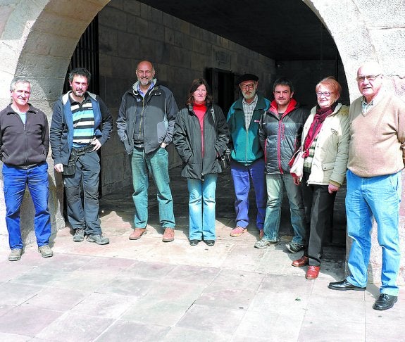 Vecinos el valle, tras entregar la solicitud en el Ayuntamiento.
