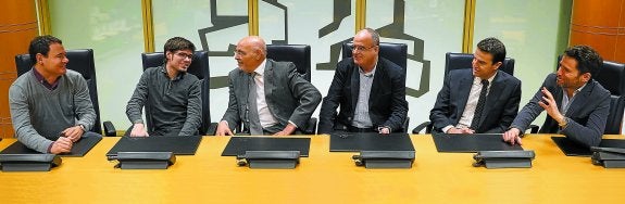 Aberri Eguna. Los portavoces de los distintos partidos, en la sala de comisiones del Parlamento Vasco. 