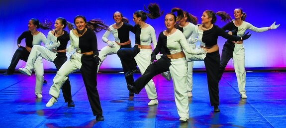 Mes de la  Danza. Grupo de alumnas en el escenario del auditorio de Bastero Kulturgunea en una edición anterior de la Muestra de Academias de Danza de Gipuzkoa. 