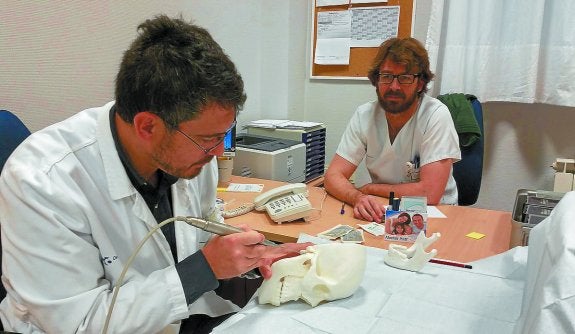 3D. Pedro Martínez con uno de los biomodelos. 
