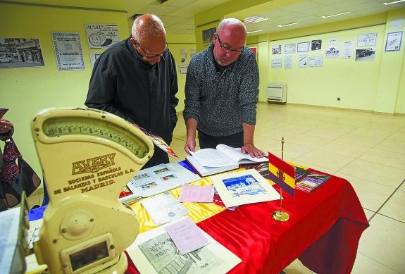 Un visitante atiende a las explicaciones de José Manuel Vázquez, miembro de la asociación. 