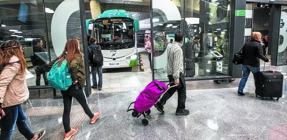Pasajeros se dirigen hacia los andenes de la nueva estación de autobuses.