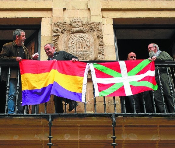 Balcón. Las dos banderas ayer en el consistorio. 