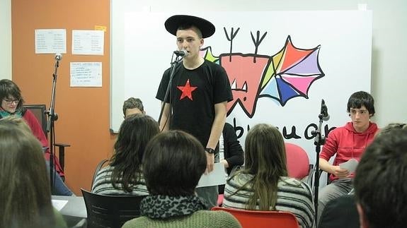 Joanes Illaregi, txapela jantzita kantuan.