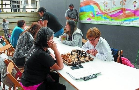 Partaide batzuk xake partida bat jokatzen. 