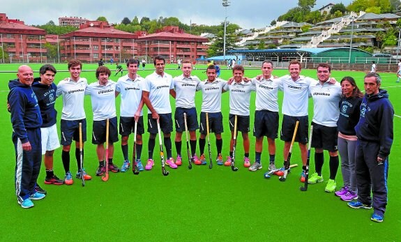 Los jugadores del Atlético están preparados para el partido contra la Complutense. 