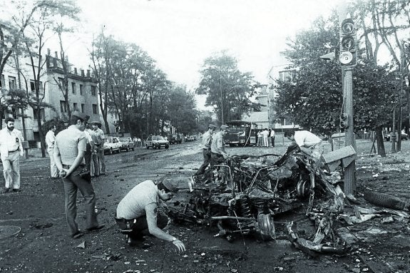 Agentes inspeccionan el lugar del atentado en Madrid, el 9 de septiembre de 1985. 