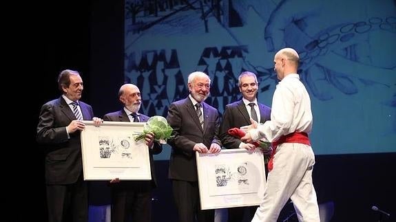 El acto de entrega de los XII Premios Gernika por la Paz y la Reconciliación, que han sido concedidos al ex presidente de Uruguay, José Mujica, quien no ha podido acudirpor razones de salud, y al antropólogo vasco Francisco Etxebarria