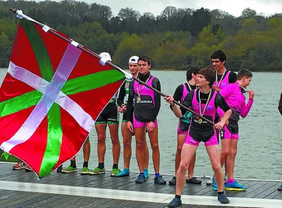 Oier Mugarza, arraunlari oiartzuarra, irabazitako bandera astintzen.