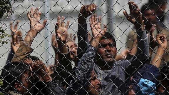 Afganos y paquistaníes protestan en el centro de detención de Moria, en la isla de Lesbos. 