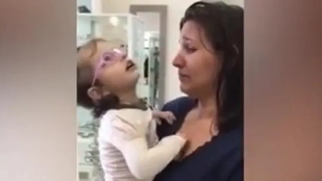 El adorable momento en el que una niña ciega ve a su madre por primera vez