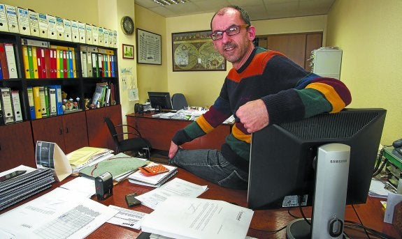 Etxezabal. Gonzalo Echepare en la mesa de trabajo de la empresa que                        fundó con Óscar Zabaleta hace casi dos décadas.  