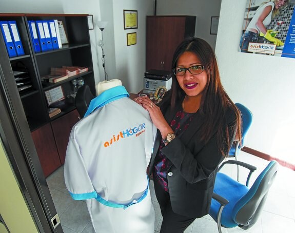 AsistHogar Bidasoa. Alin Sánchez, en la oficina de su empresa, en la calle Fueros.  