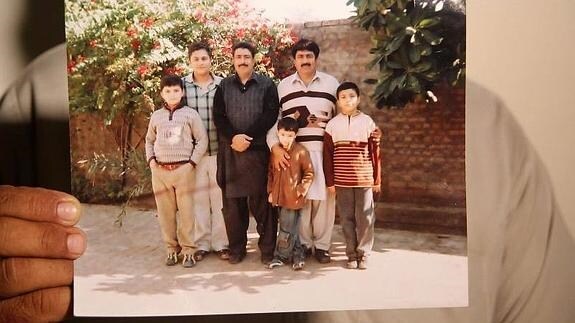 El abogado de Shakil Afridi muestra una foto familiar del detenido. 