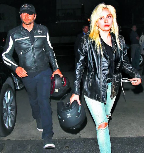 Bradley Cooper y Lady Gaga se dirigen al restaurante tras aparcar la moto.
