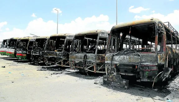 Empleados de la empresa quemaron siete autobuses frente a su sede en la ciudad de Yeda. 
