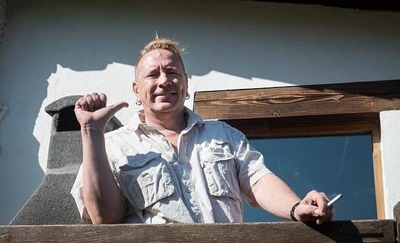 Imparable. Jugó con los micrófonos, brindó todas sus muecas a los fotógrafos y desplegó su infalible encanto histriónico. John Lydon se divirtió y divirtió a la prensa con su traviesa lucidez en un descanso de sus ensayos con PiL en Usurbil.